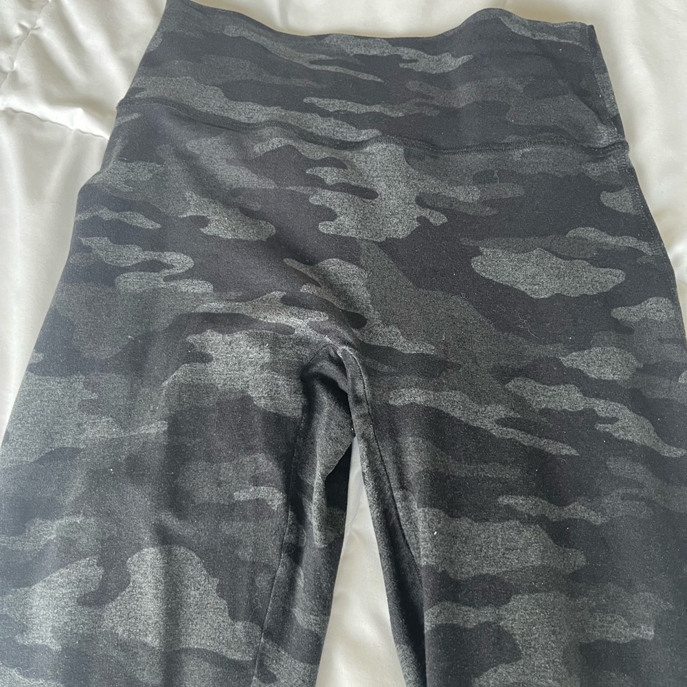 Bombshell Sportswear Black camo scrunch Leggings